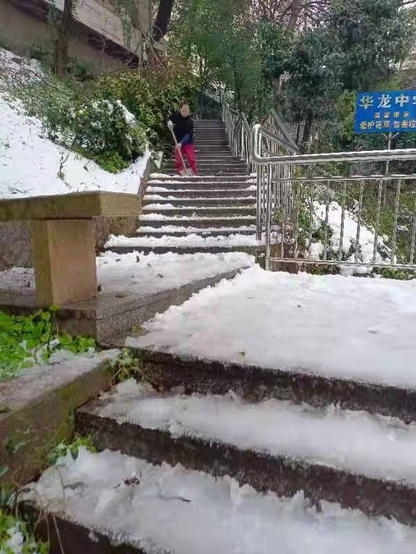 情滿華龍，掃雪除冰暖人心