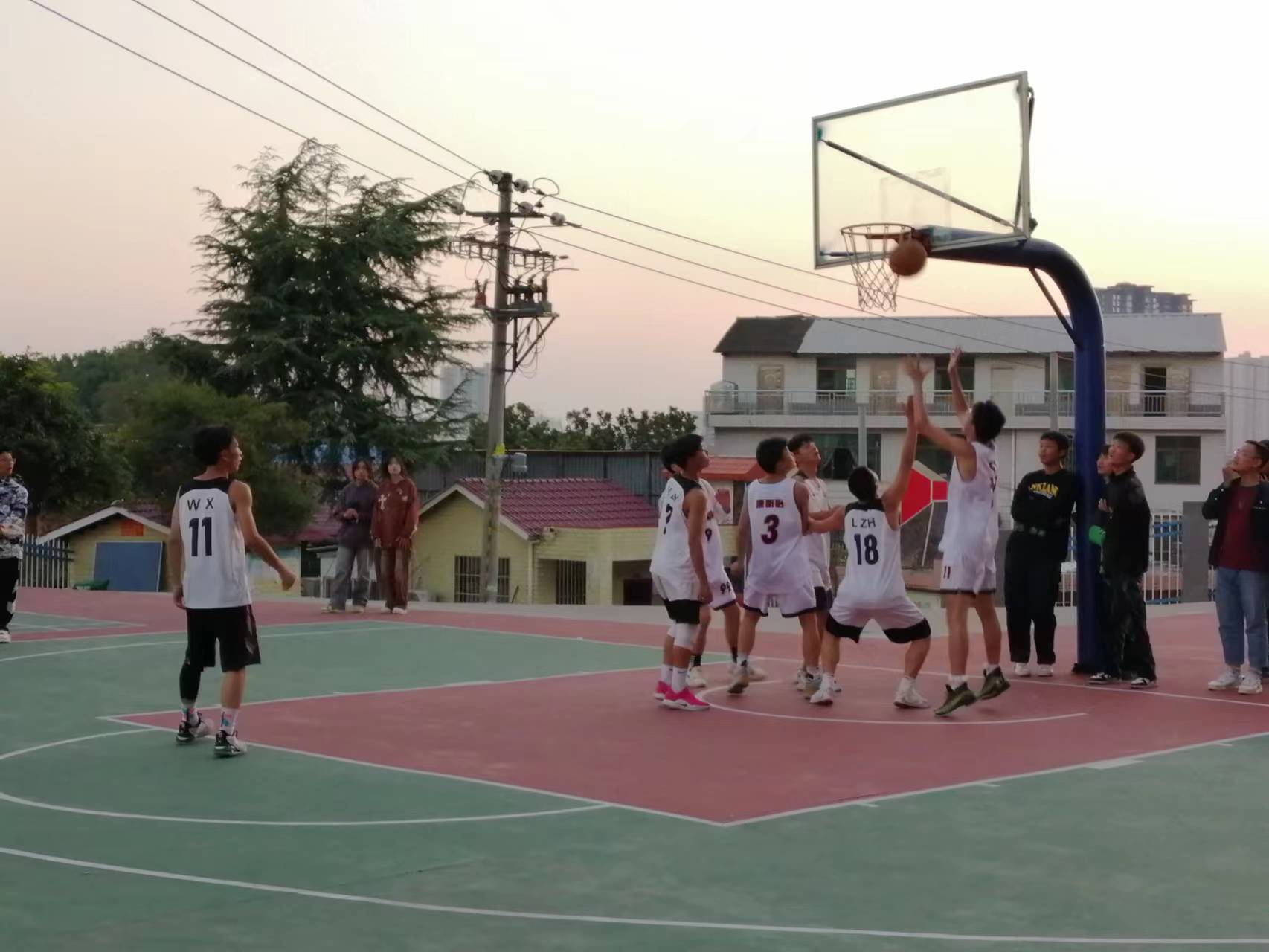 強(qiáng)健體魄，強(qiáng)國(guó)有我--記2022年秋季“華龍杯”籃球賽