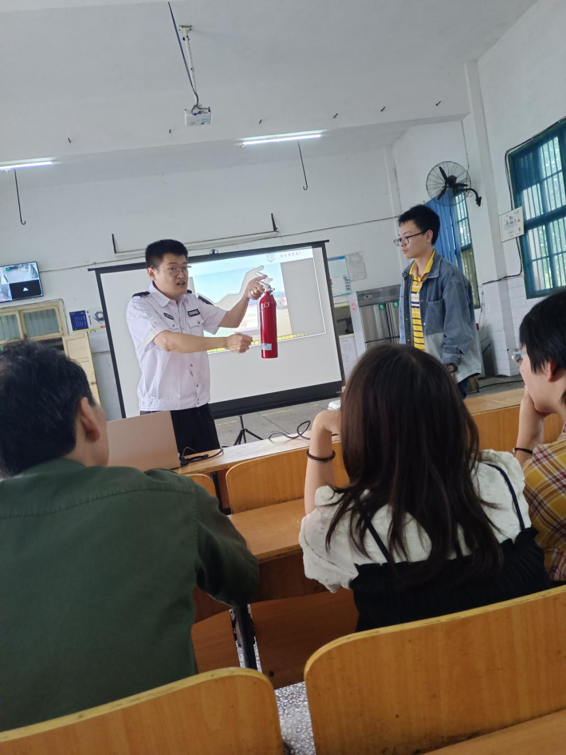 邵陽市華龍中學(xué),邵陽中學(xué)教育,高中教育,師資雄厚,名優(yōu)教師