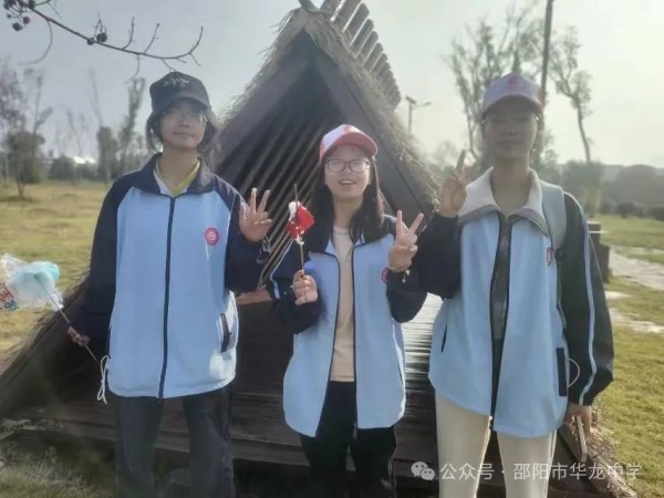 邵陽市華龍育英高級(jí)中學(xué)有限公司,邵陽中學(xué)教育,高中教育,師資雄厚,名優(yōu)教師